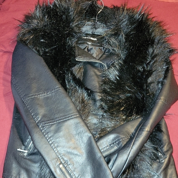 Fashion Nova Black Leather Jacket with Faux Fur Collar - Picture 9 of 9